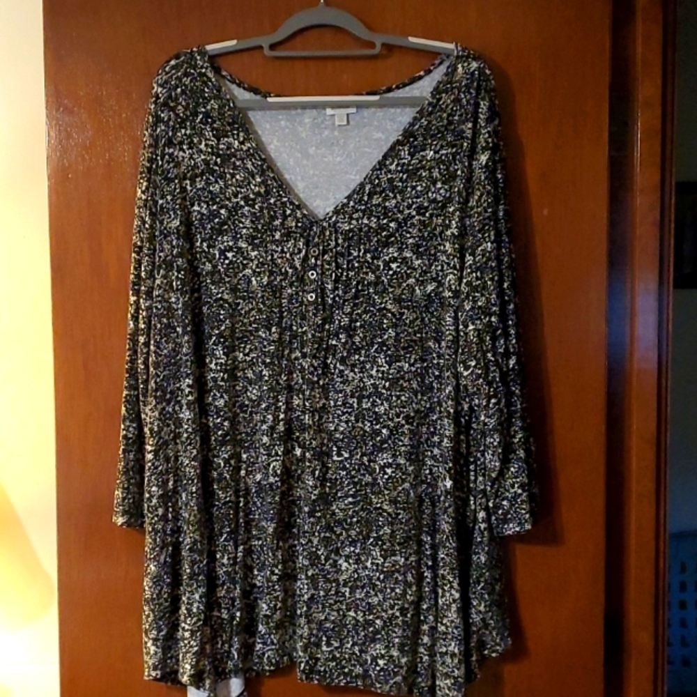 Gorgeous 3 quarter sleeve blouse. Sharkbite hem.